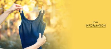 Mavi gömlek clothespin doğa üzerinde asılı