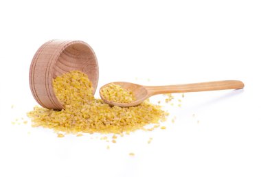 Ahşap kase ve tahta kaşıkta bulgur