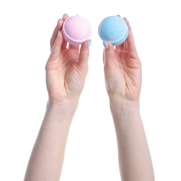 Голубая розовая бомба для ванны в руках — стоковое фото