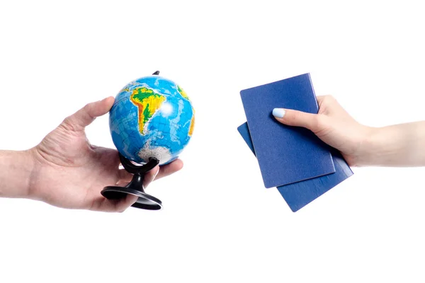 Dvě ruce držící glóbus cestovní pas — Stock fotografie