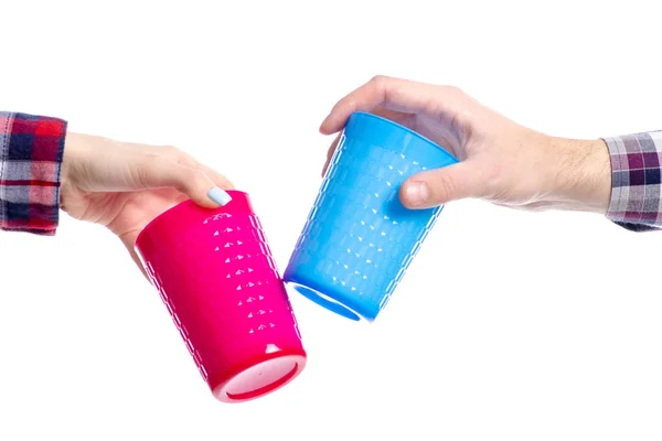 Dos manos mujer y hombre sosteniendo copas de plástico — Foto de Stock