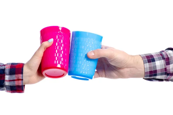 Dos manos mujer y hombre sosteniendo copas de plástico — Foto de Stock