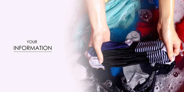Mujeres lavando ropa de color en patrón de detergente en polvo enemale lavabo — Foto de Stock