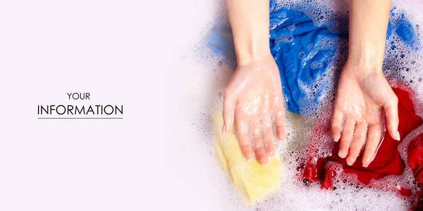 Женщины стирают цветную одежду в умывальнике порошкообразный порошок — стоковое фото