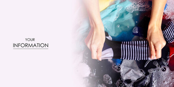 Женщины стирают цветную одежду в умывальнике порошкообразный порошок
