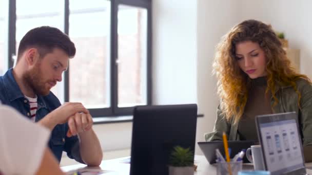 Equipo creativo con ordenadores trabajando en la oficina — Vídeos de Stock