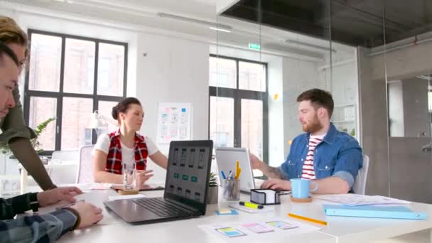 Creatief team dat werkt op gebruikersinterface op kantoor — Stockvideo