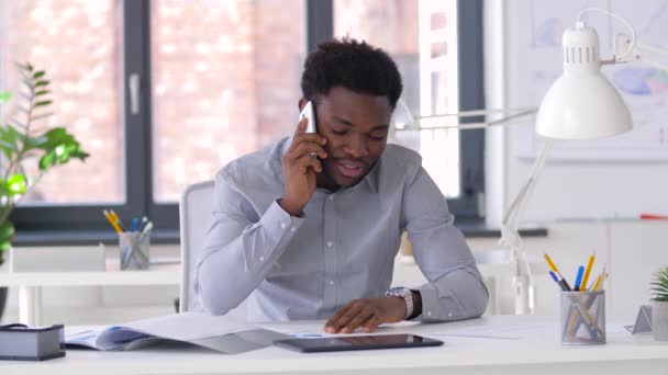Бізнесмен телефонує на смартфон в офісі — стокове відео