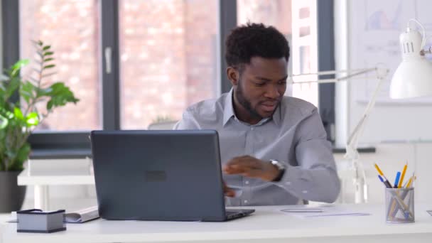 Homem de negócios com laptop e papéis no escritório — Vídeo de Stock