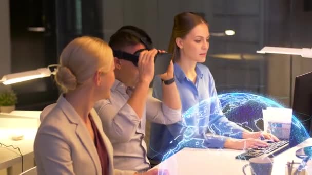 Geschäftsteam arbeitet mit Virtual-Reality-Headset — Stockvideo