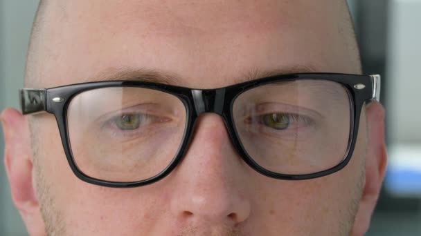 Gros plan du visage masculin dans des lunettes — Video