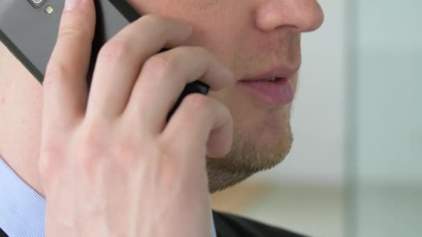 Закрытие бизнесмена, звонящего по смартфону — стоковое видео