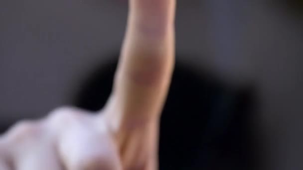 Палець торкається прозорого екрану або скла — стокове відео
