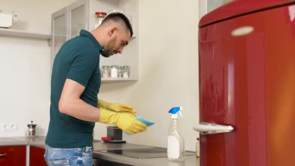 Człowiek, czyszczenie kuchenki w domowej kuchni — Wideo stockowe