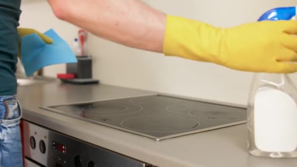 Man reinigen kookplaat op huis keuken — Stockvideo