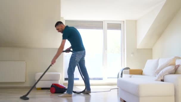 Man with vacuum cleaner at home — Stock Video