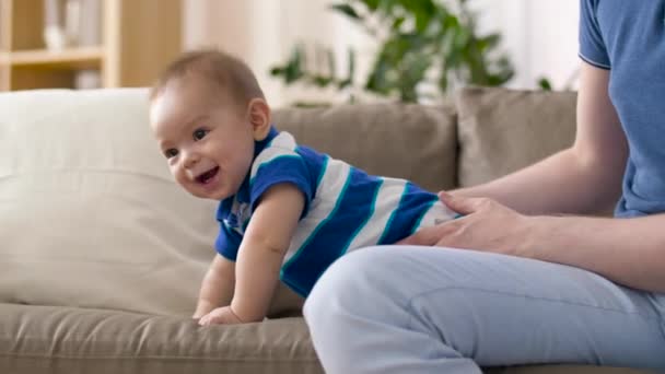 Niño feliz con el padre en casa — Vídeos de Stock