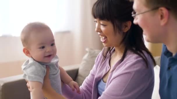 Счастливая семья с маленьким мальчиком дома — стоковое видео