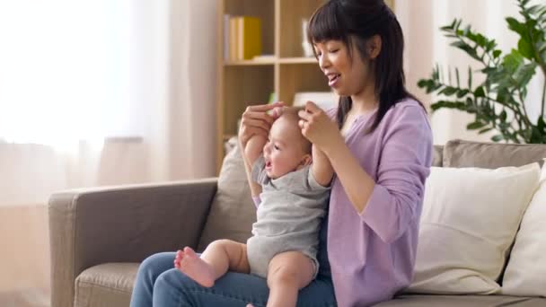 Feliz joven madre con pequeño niño en casa — Vídeos de Stock