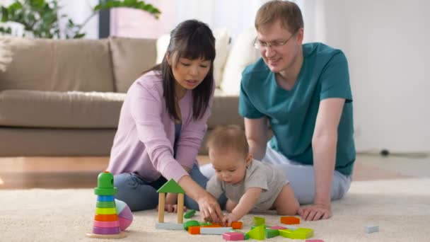 Família feliz com menino brincando em casa — Vídeo de Stock