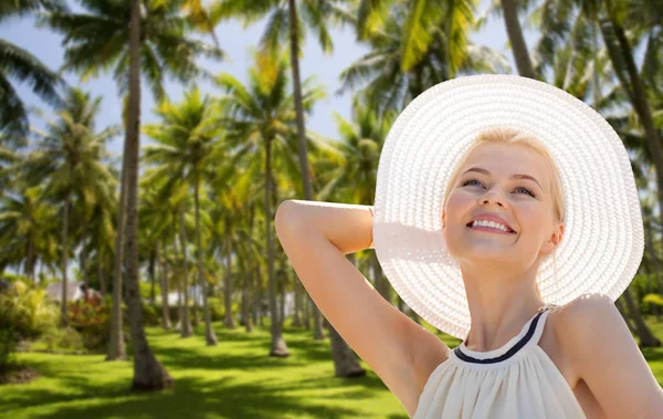 Vacker kvinna njuter av sommaren över palmer — Stockfoto