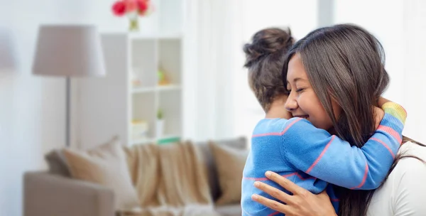 Feliz madre e hija abrazándose en casa —  Fotos de Stock