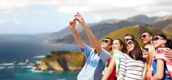 Grupo de amigos felices tomando selfie por teléfono celular —  Fotos de Stock