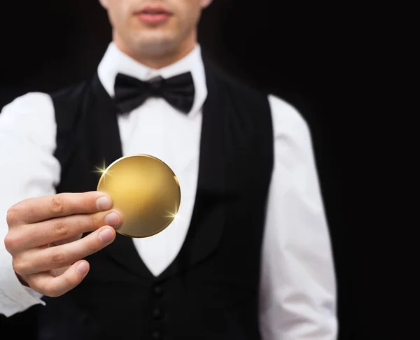 黄金のコインを保持しているカジノ ディーラーのクローズ アップ — ストック写真