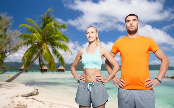 Lyckliga paret tränar på sommaren — Stockfoto