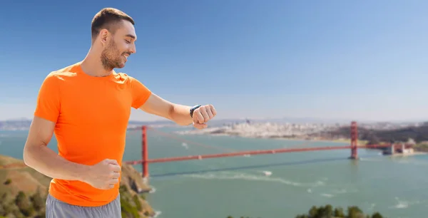 Man with fitness tracker over golden gate bridge — Stock Photo, Image