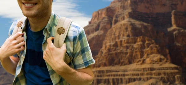 Gros plan de l'homme avec sac à dos au-dessus du grand canyon — Photo