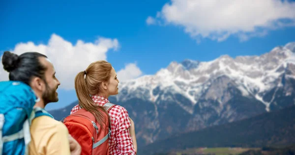 Echtpaar met rugzakken over bergen van de Alpen — Stockfoto