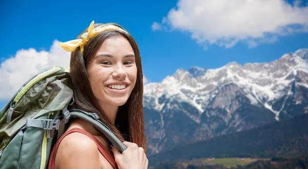 Happy woman with backpack over alps mountains — Stock Photo, Image