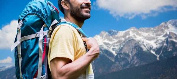 Primer plano del hombre con mochila sobre las montañas de los Alpes — Foto de Stock