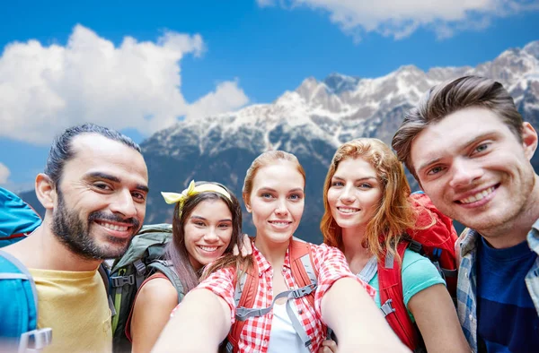 Φίλοι με σακίδιο λήψη selfie πάνω από τα βουνά — Φωτογραφία Αρχείου