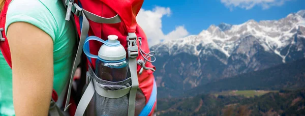 Close up de mulher com garrafa de água na mochila — Fotografia de Stock