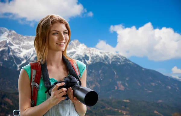 Mulher com mochila e câmera sobre alpes montanhas — Fotografia de Stock