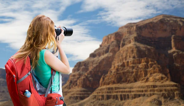 Sırt çantası ve grand canyon kameraya kadın ile — Stok fotoğraf