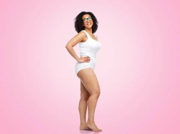 Beyaz iç çamaşırı mutlu Afrikalı-Amerikalı kadın — Stok fotoğraf
