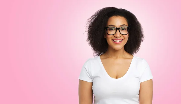 Mujer afroamericana en gafas y camiseta — Foto de Stock