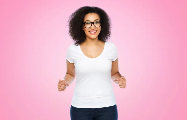 Afroamerikanerin im weißen T-Shirt — Stockfoto