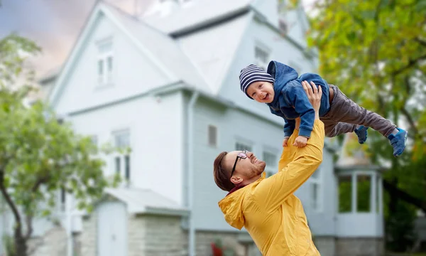 Padre con hijo jugando y divirtiéndose al aire libre —  Fotos de Stock