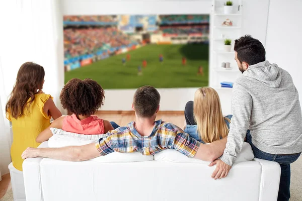 Přátelé nebo fotbaloví fanoušci sledovat fotbal u vás doma — Stock fotografie