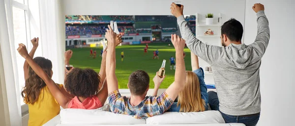 Vrienden drinken bier en kijken naar voetbalspel — Stockfoto