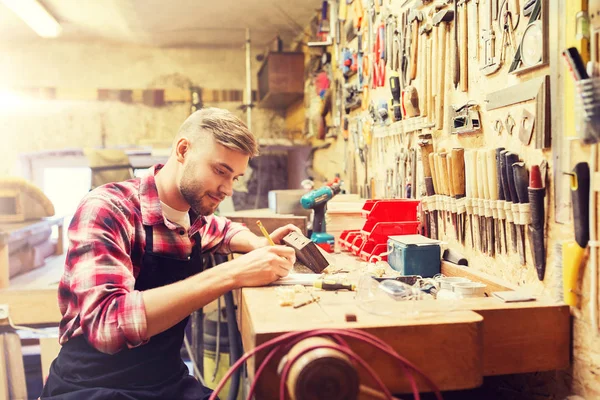 Carpintero trabajando con tablón de madera en el taller — Foto de Stock