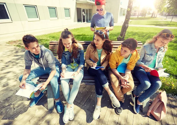 Grupo de alunos com cadernos no pátio da escola — Fotografia de Stock