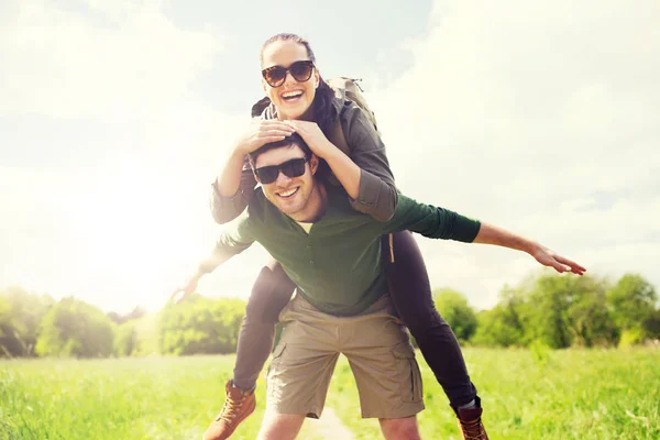 Casal feliz com mochilas se divertindo ao ar livre — Fotografia de Stock