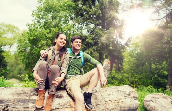 Lachende paar met rugzakken in de natuur — Stockfoto