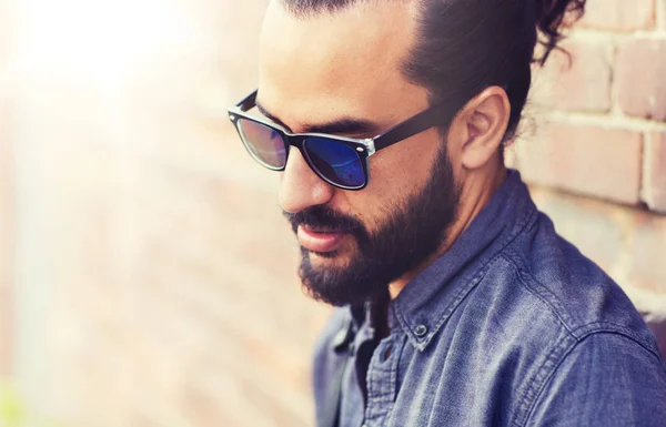 Uomo con barba sulla strada della città — Foto Stock