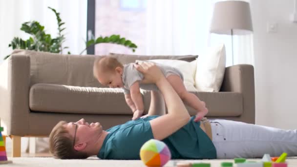 Feliz padre con pequeño niño jugando en casa — Vídeos de Stock